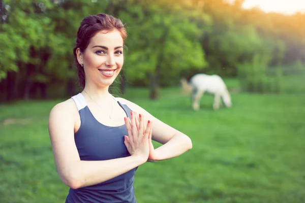 Junge Frau macht Yoga — Stockfoto