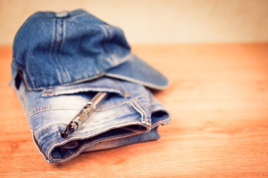 Sigara ile modaya uygun kot pantolon