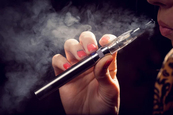 Girl with a e-cigarette — Stock Photo, Image