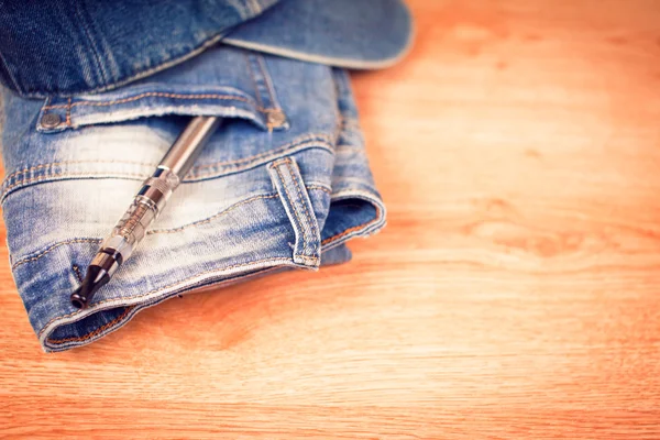 Sigara ile modaya uygun kot pantolon