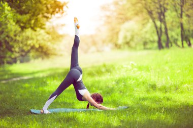 Yoga yapan genç kadın.