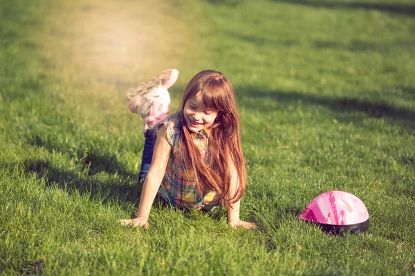 Menina na grama no parque . — Fotografia de Stock