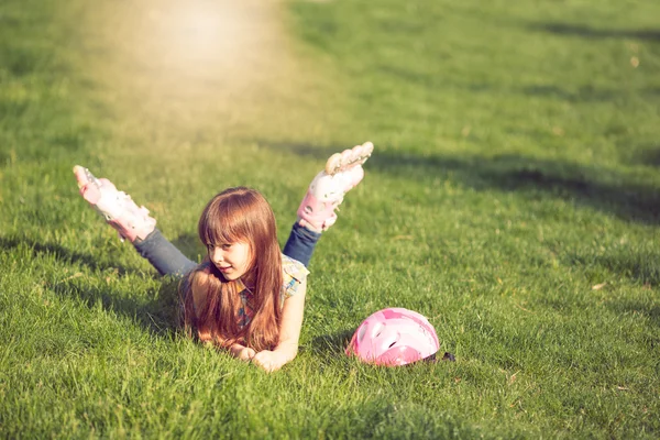 Дівчина на траві в парку . — стокове фото