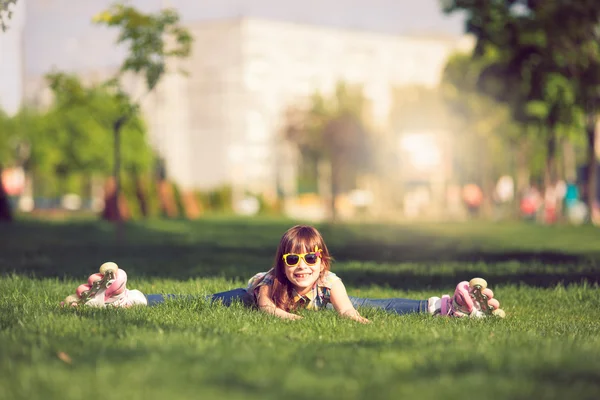 Девушка на траве в парке . — стоковое фото