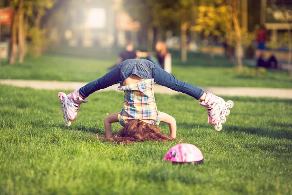 Dívka na trávě v parku. — Stock fotografie