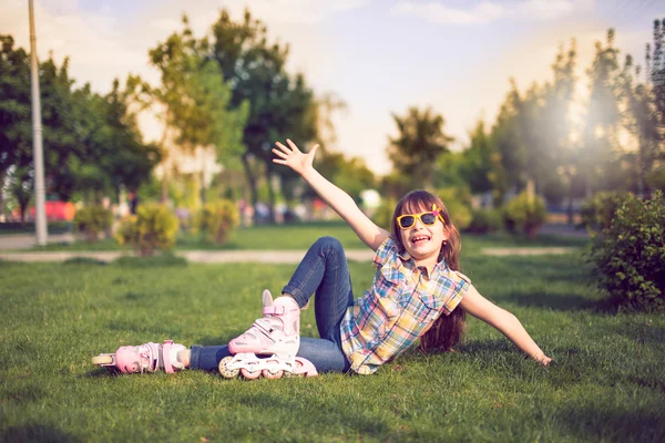 Девушка на траве в парке . — стоковое фото