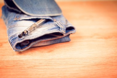 Sigara ile modaya uygun kot pantolon