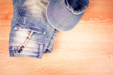 Sigara ile modaya uygun kot pantolon