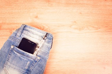 Sigara ile modaya uygun kot pantolon