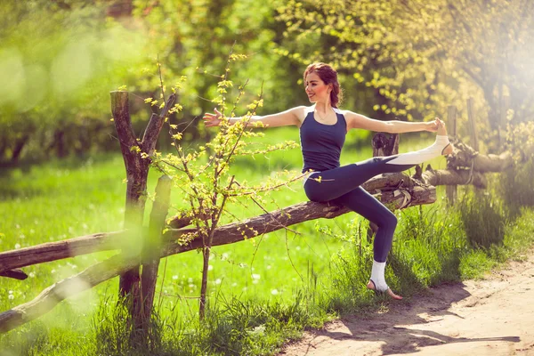 Jeune femme faisant du yoga — Photo