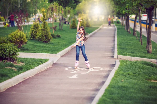 Lány a parkban. — Stock Fotó