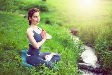 Yoga yapan genç kadın.