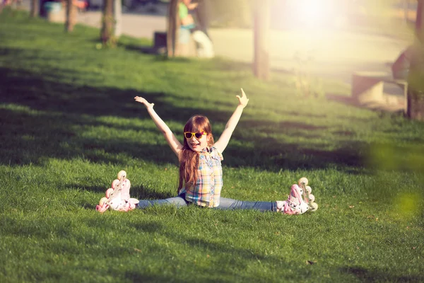 Flicka på gräset i parken. — Stockfoto