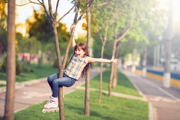 Meisje op gras in het park. — Stockfoto