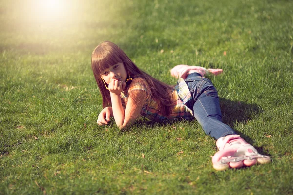 Dívka na trávě v parku. — Stock fotografie