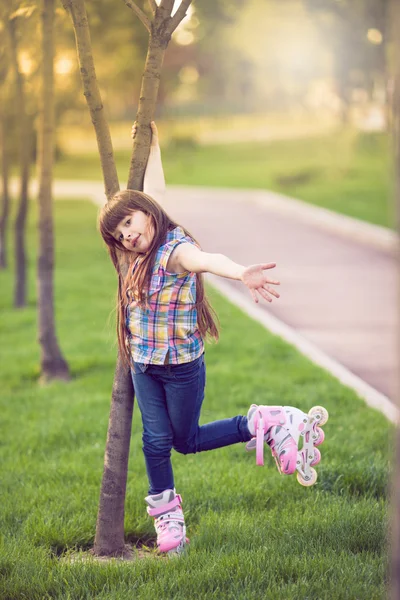 Meisje op gras in het park. — Stockfoto