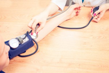 Genç kadın doktor veya hemşire hasta alarak