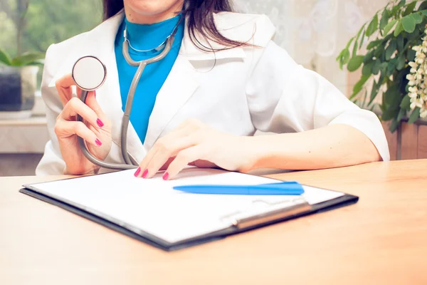 Doktor holding phonendoscope, bulanık bak. Tıbbi h kavramı