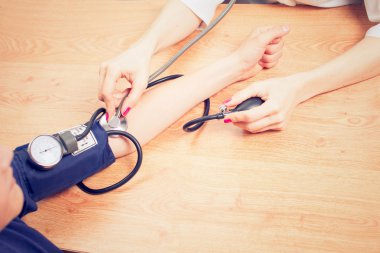 Genç kadın doktor veya hemşire hasta alarak