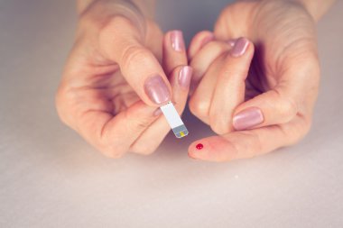 kavram insan - kan damlası ve t ile parmak, yakın çekim