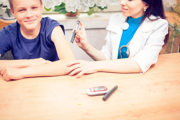 Boy with diabetes during the injections of insulin. — Stock Photo, Image