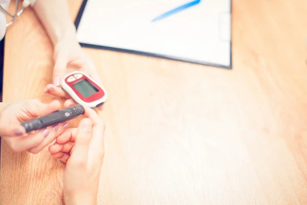 Medir el nivel de glucosa en la sangre del niño diabetes, doctor diabetolo —  Fotos de Stock