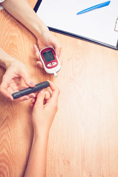 Meça o nível de glicose infantil diabetes teste de sangue, Doutor diabetolo — Fotografia de Stock