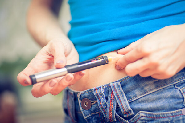 Picture of woman doing injection with insulin pen