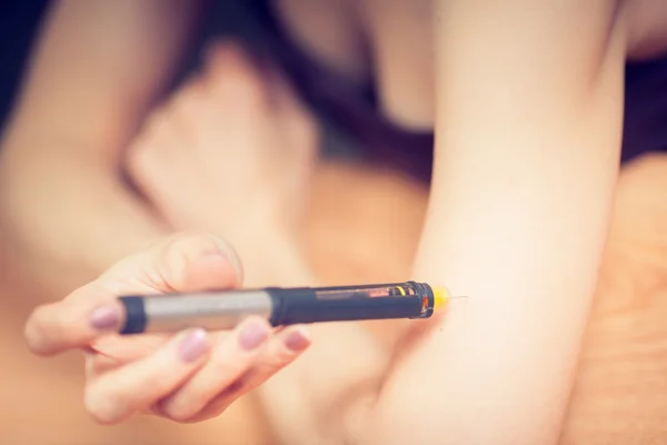 Picture of woman doing injection with insulin pen — Stock Photo, Image