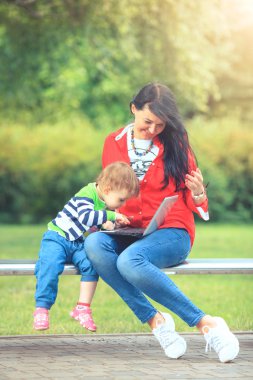 Şehir Parkı yaz saati... Anne ve kızı