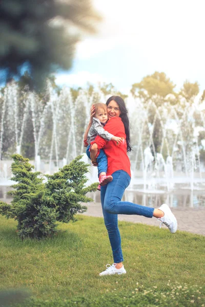 Letní čas v městském parku... Matka a dcera — Stock fotografie