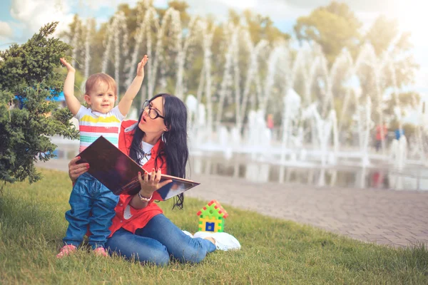 Krásná matka a dítě dívka venku šťastná matka ukazuje ji — Stock fotografie