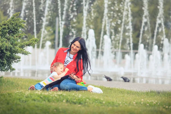 Krásná matka a dítě dívka venku šťastná matka ukazuje ji — Stock fotografie
