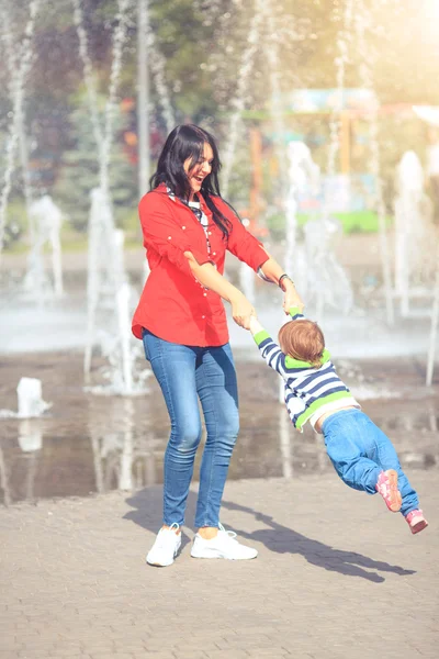 Summer time in the city park... A mother and daughter — Stock Photo, Image