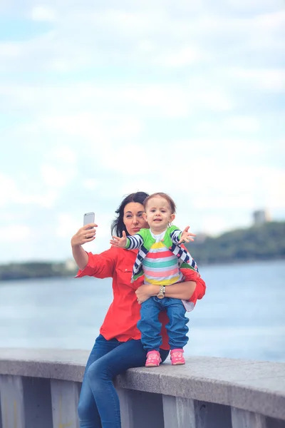 Bonito pouco bebê menina e ela mãe tomando selfie . — Fotografia de Stock