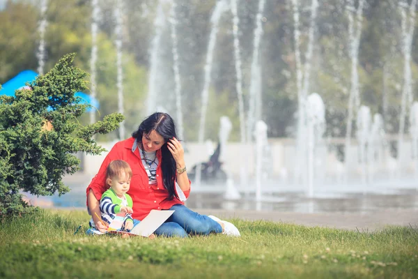 Mother and daughter drawing picture — Stock Photo, Image