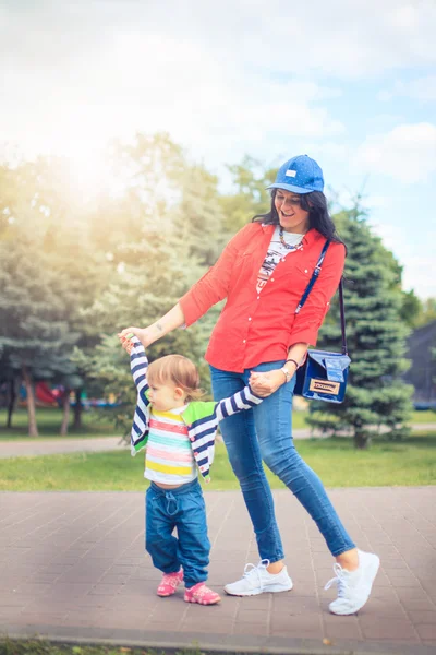 Zomertijd in het stadspark... Een moeder en dochter — Stockfoto