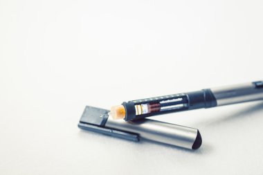 Temiz beyaz bir arka plan üzerinde diyabet insülin kalemi