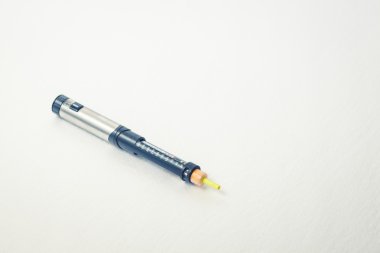 Temiz beyaz bir arka plan üzerinde diyabet insülin kalemi