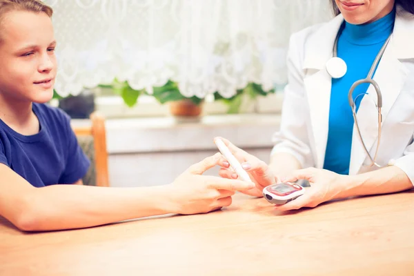 Measure child glucose level blood test diabetes,Doctor diabetolo — Stock Photo, Image