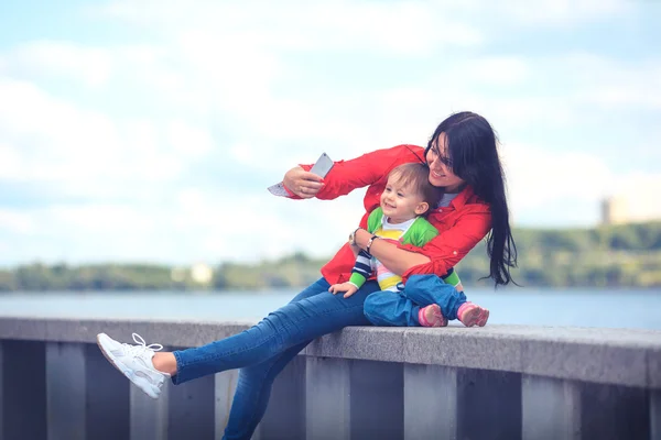 Schattig klein babymeisje en haar moeder nemen selfie. — Stockfoto