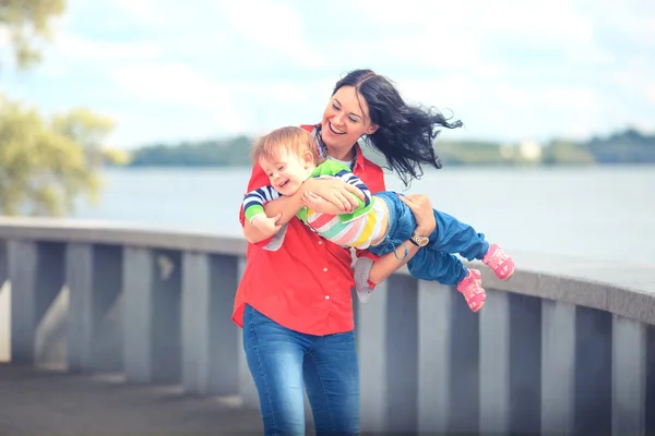 Zomertijd in het stadspark... Een moeder en dochter — Stockfoto