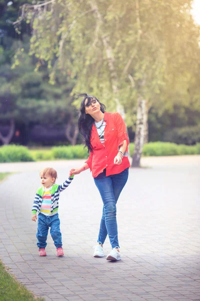 Summer time in the city park... A mother and daughter — Stock Photo, Image