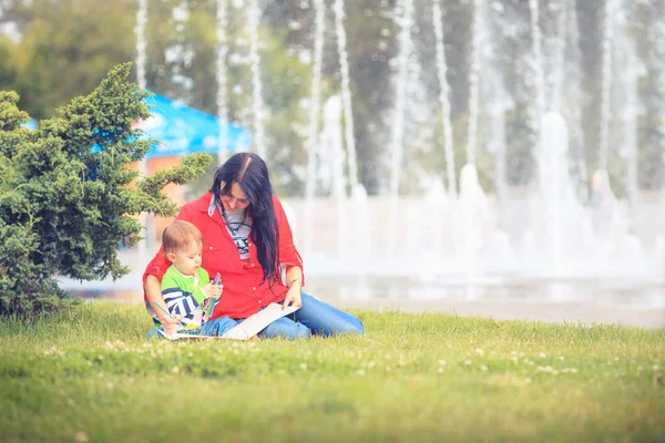 Ibu dan anak menggambar gambar — Stok Foto