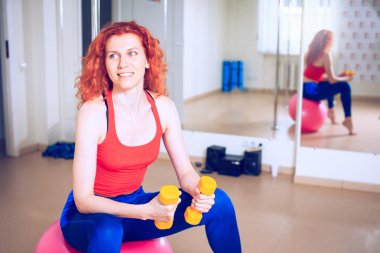 genç kadın eğitmen Spor Kulübü egzersizleri Pilates yapıyor