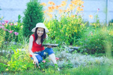 mutlu kadın bahçede çalışan.