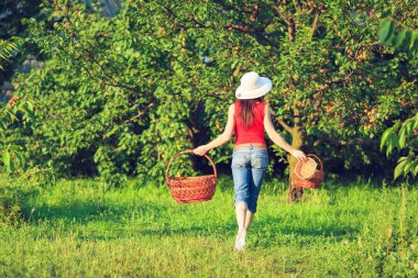 mutlu kadın bahçede çalışan.