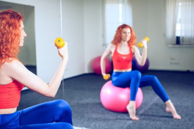 genç kadın eğitmen Spor Kulübü egzersizleri Pilates yapıyor