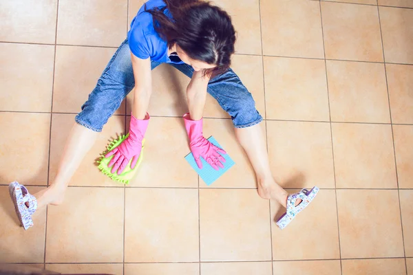 Портрет молодої жінки маскування підлоги вдома — стокове фото