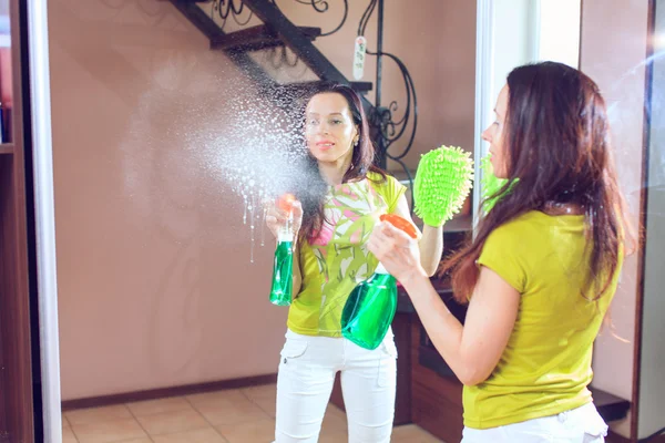 Maid woman with sponge and spray. House cleaning service concept — Stock Photo, Image